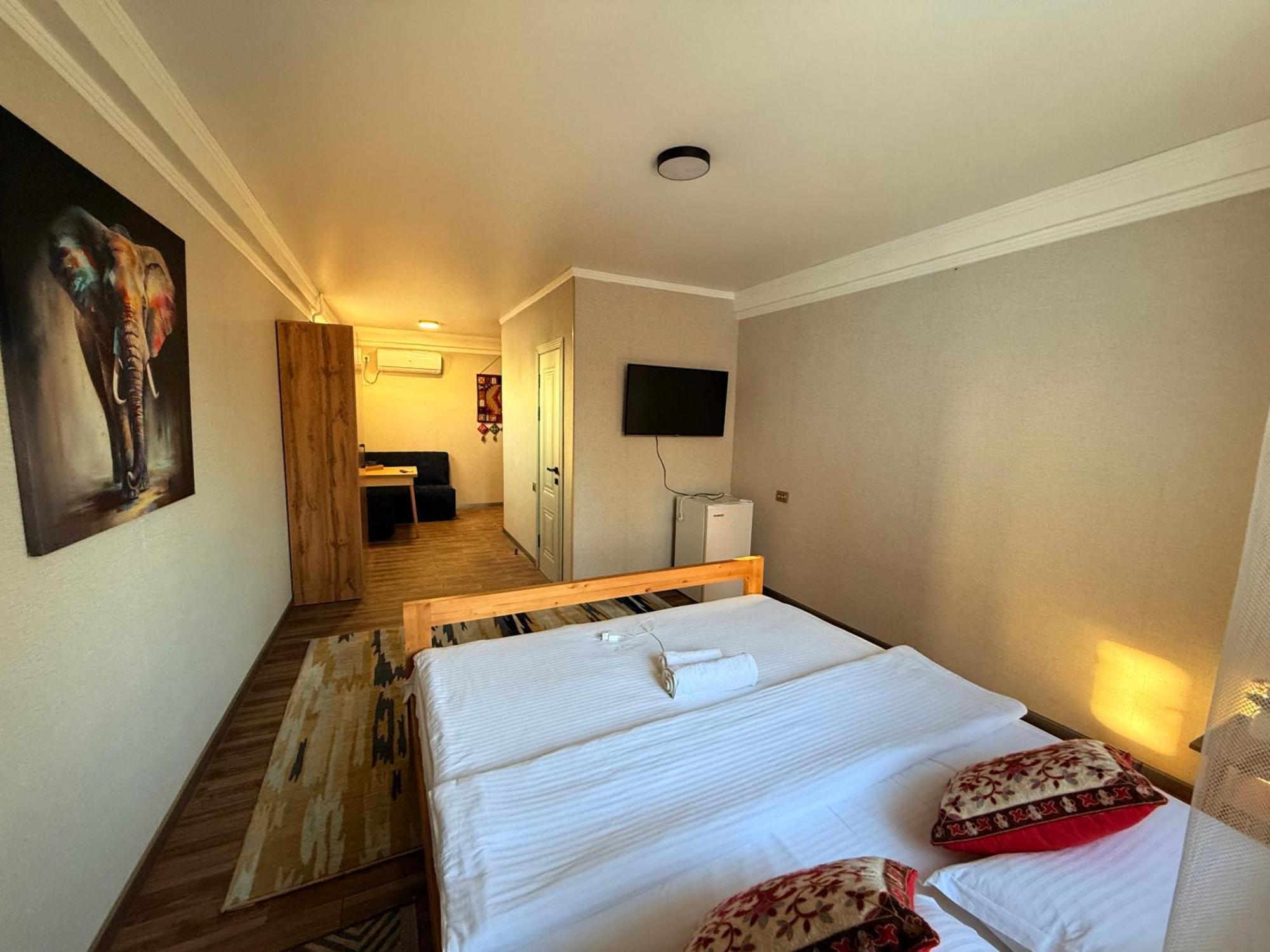 Salamat Hotel Бішкек Екстер'єр фото